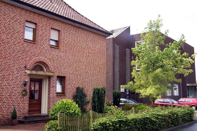 Ein hbsches Haus mit einem schn gestalteten Beet