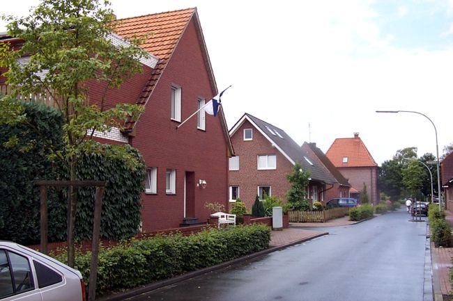 In der Schtzenfest - Saison schmcken Vereinsmitglieder ihre Huser mit Fahnen