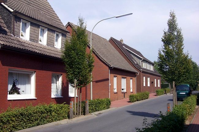 Kleine Hecken trennen den Gehweg von der Strae
