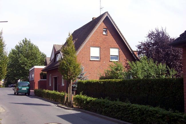 Ein Haus mit einer akkurat geschnittenen Hecke