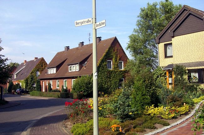 Ein Haus mit einem schn gestalteten Beet