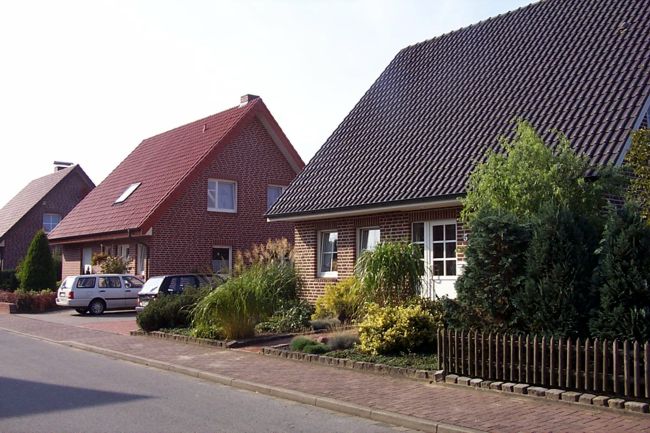 Ein hbsches Haus mit schn gestaltete Beete