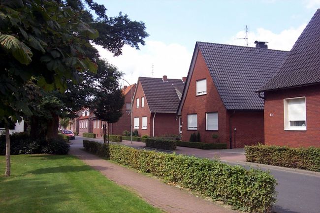 Kleine Hecken trennen den Gehweg von der Strae