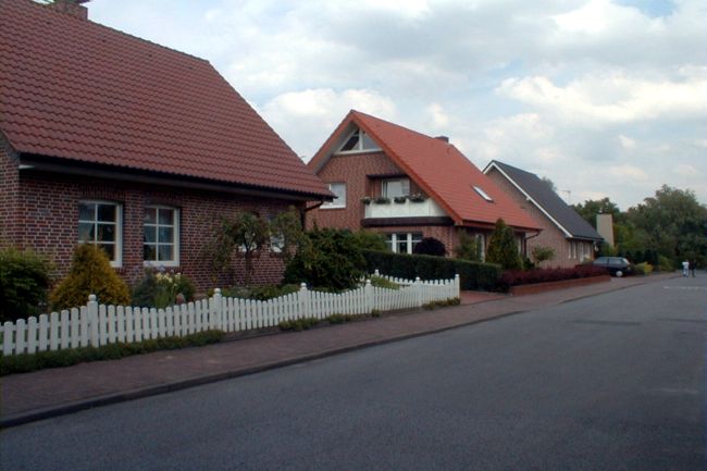 Ein hbsches Haus mit einem schn gestalteten Beet
