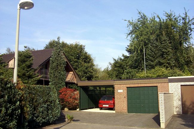 Dieses Haus hat an der Giebelwand einen Balkon ber die gesamte Breite