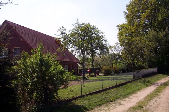 Ein Haus mit einen groen, gepflegten Vorgarten