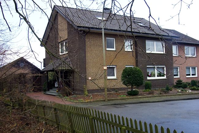 Ein hbsches Haus mit einem schn gestalteten Beet
