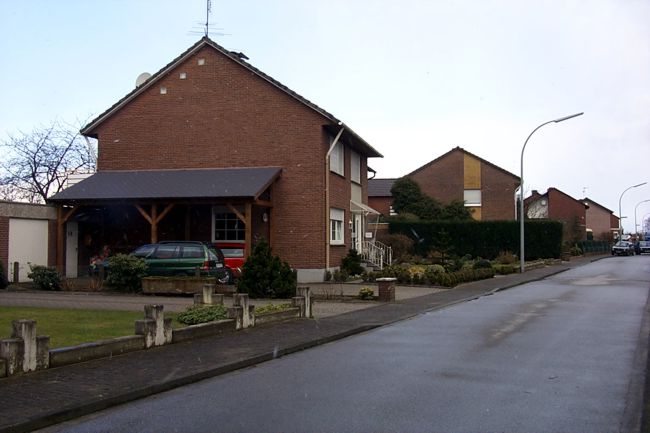 Ein Haus mit einem schn gestalteten Vorgarten