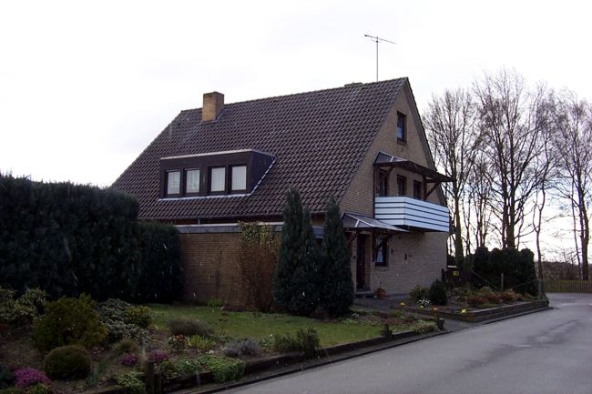 Ein hbsches Haus mit einem schn gestalteten Beet