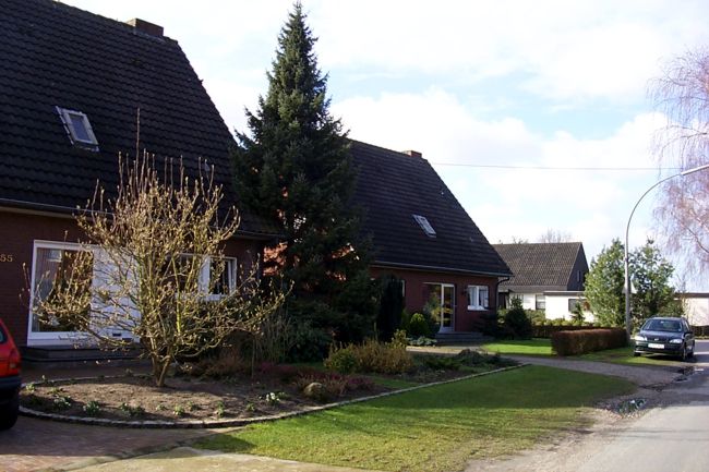 Ein Haus mit einem schn gestaltetes Beet