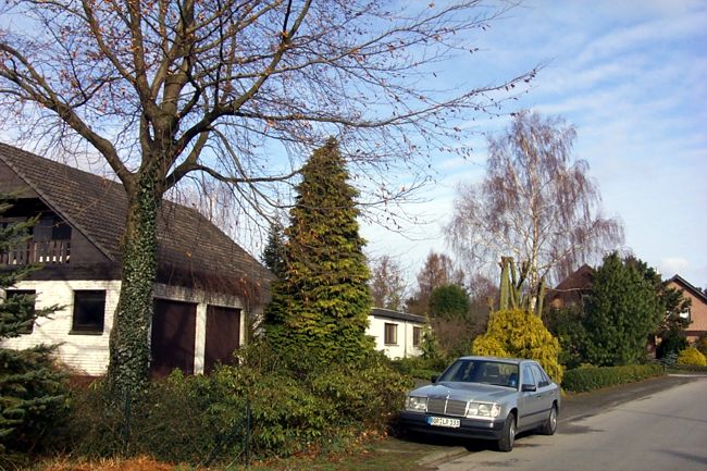 Ein hbsches Haus bei dem ber der Garage noch fr Wohnraum gesorgt wurde