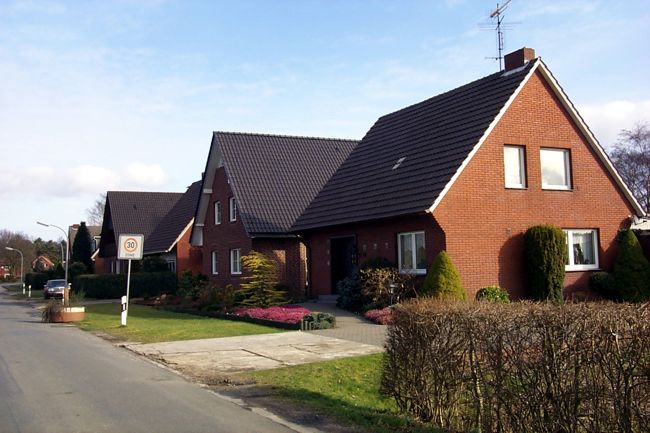 Ein hbsches Haus mit einem schn gestalteten Beet