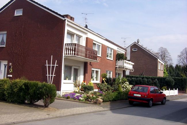 Ein hbsches Doppelhaus mit einem schn gestalteten Beet