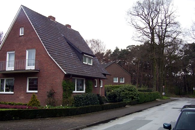 Ein Haus mit einem schn gestalteten Garten