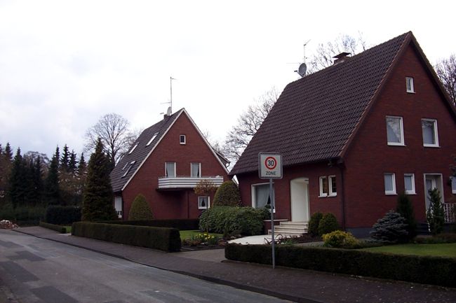 Ein Haus mit einem schn gestalteten Vorgarten