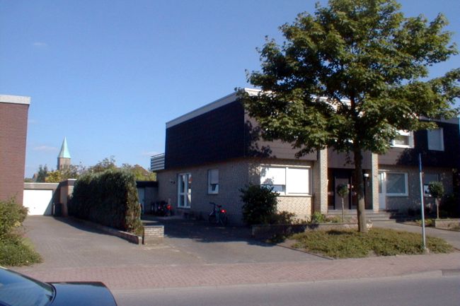 Zwischen den Husern erkennt man den Kirchturm der St. Otger Kirche 