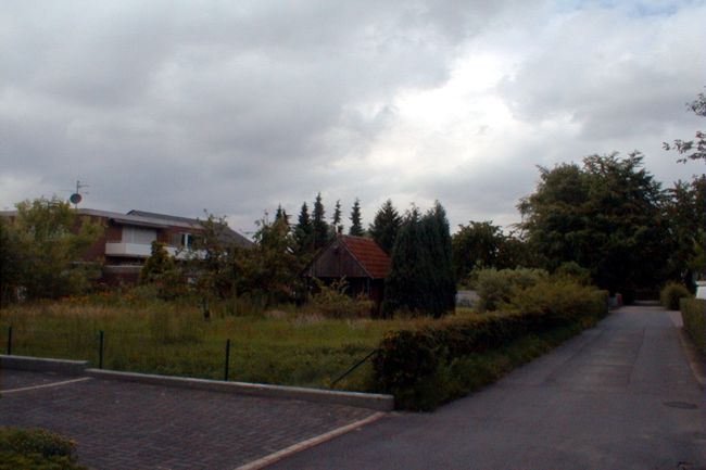 Zwischen den Bumen steht ein hbsches, kleines Gartenhaus