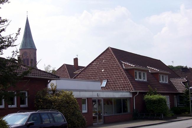 ber den Dchern erkennt man den Kirchturm der St. Otger Kirche