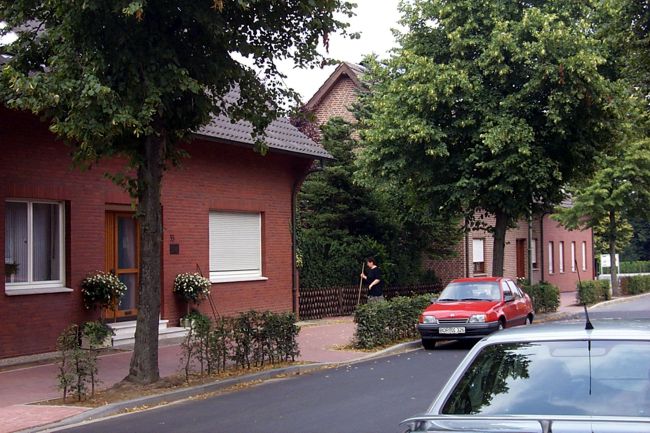 Eine Anwohnerin bei der Grundstckspflege