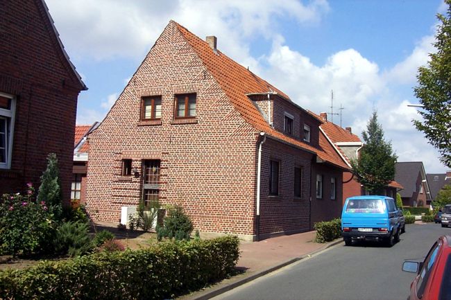 Ein lteres Haus mit einer hbschen Fassade