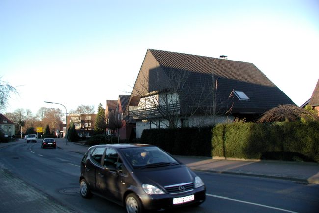 Ein hbsches Haus mit einen Balkon ber die ganze Breite der Giebelseite