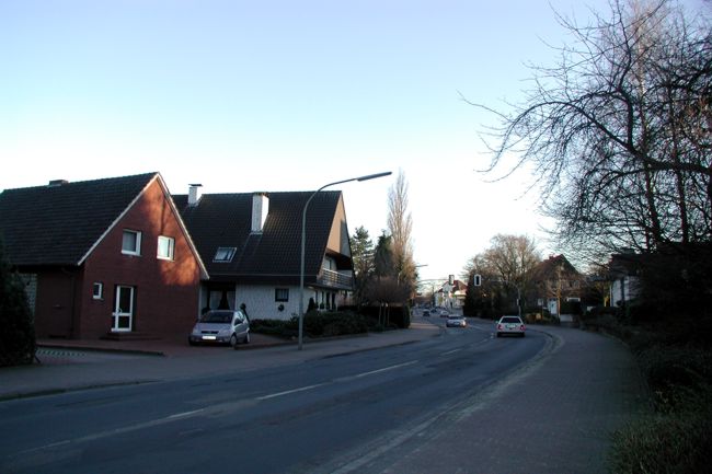 Dieses hbsche Haus fllt besonders durch die helle Fassade ins Auge