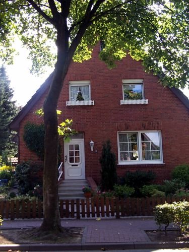 Ein hbsches, lteres Haus mit einem schnen Vorgarten