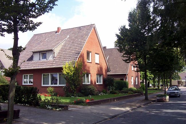 Ein lteres Haus mit einen gepflegten Vorgarten