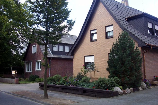 Ein Haus mit einem schn gestalteten Beet