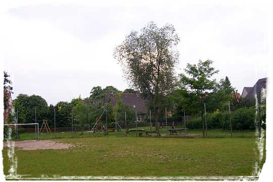 Ein kleiner Spielplatz mit Bolzplatz