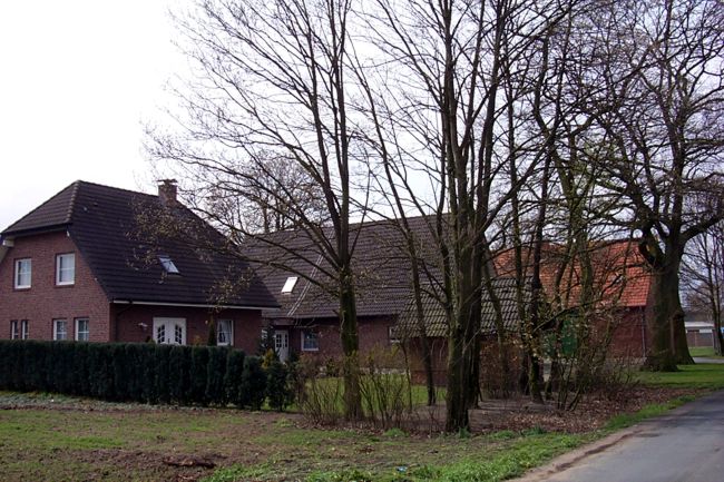 Ein Bauerhof mit einem hbschen neuen Wohnhaus