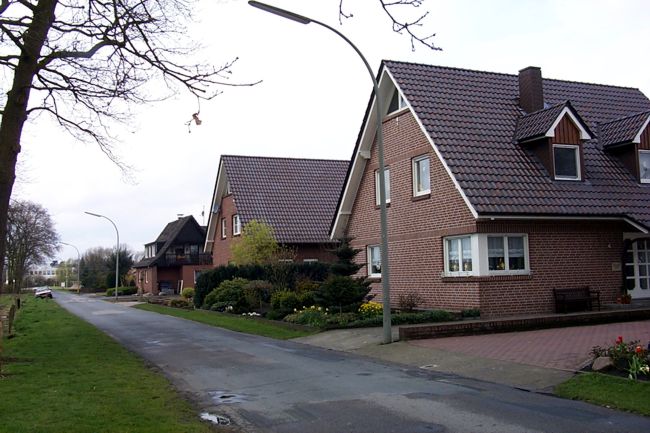 Ein hbsches Haus mit einem schn gestalteten Beet