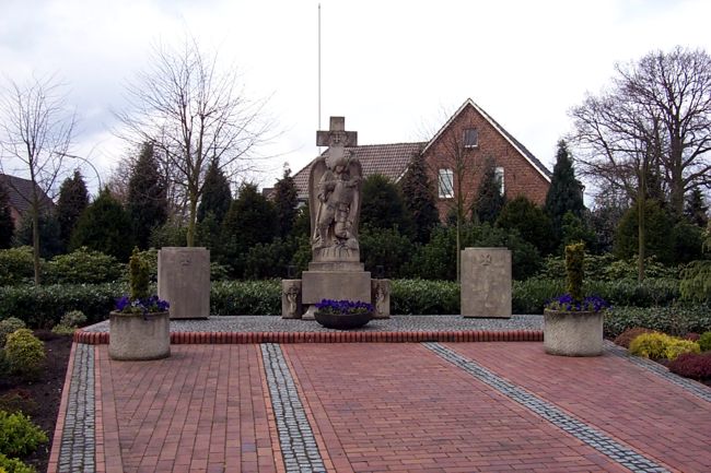Ein Ehrendenkmal mit gepflegte Anlagen