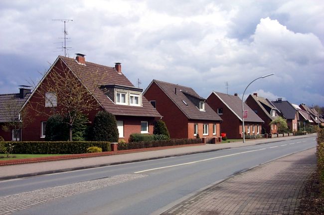 ltere Huser mit gepflegte Vorgrten