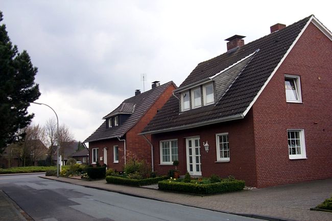 Ein hbsches, lteres Haus mit schn gestaltete Beete