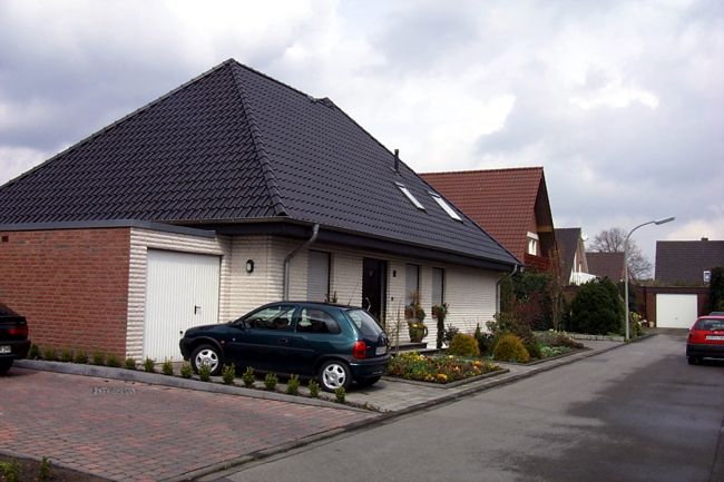 Ein hbsches Haus mit einem gestaltete Beete