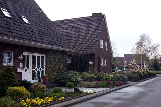Ein hbsches Haus mit schn gestaltete Beete