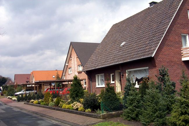 Ein hbsches Haus mit einem schn gestalteten Beet