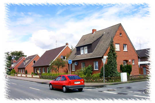 Ein hbsches Haus mit einem schnen Vorgarten