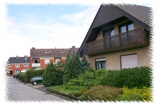 Ein hbsches Haus mit einen Balkon ber die ganze Breite der Giebelseite