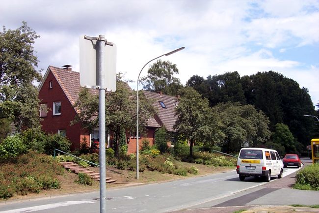 Hier trennen groe Beete einen kleinen Fugngerweg von der Strae