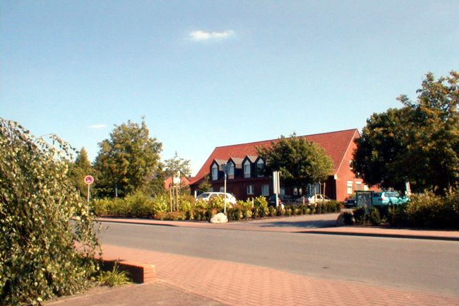 Hier steht mittlerweile ein rztehaus mit angrenzender Apotheke und Sanittshaus