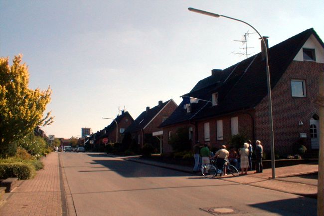 Ein hbsches Haus, geschmckt mit der Fahne eines rtlichen Schtzenvereins