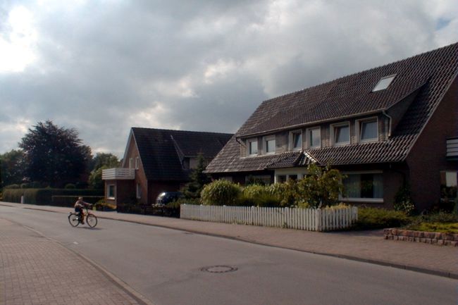 Ein lteres Doppelhaus mit schn gestaltete Beete