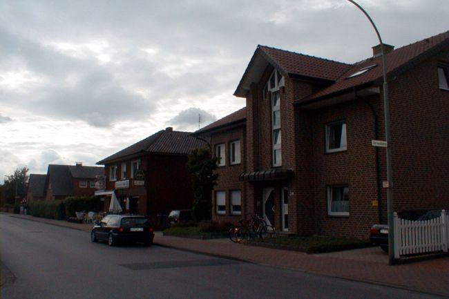 Ein hbsches Mehrfamilien - Haus und die Gaststtte Lobbe