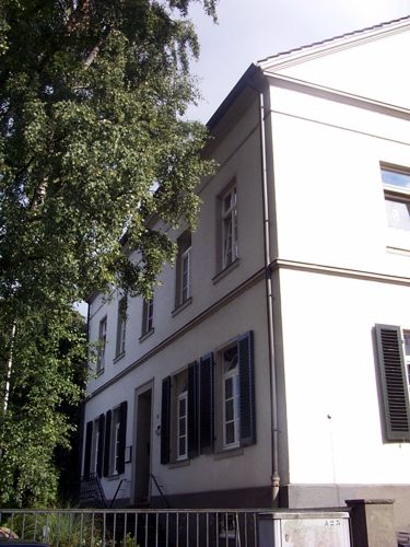 Ein lteres Haus mit Fensterlden