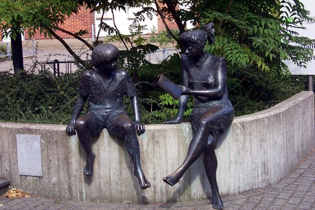 Zwei Statuen vor dem alten Pfarrzentrum der Gemeinde St. Otger
