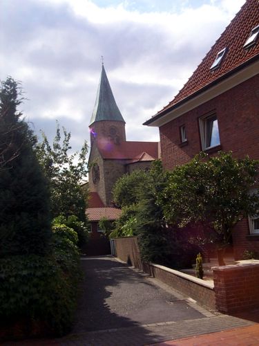Durch diese Gasse erblickt man den Kirchturm der St. Otger Kirche
