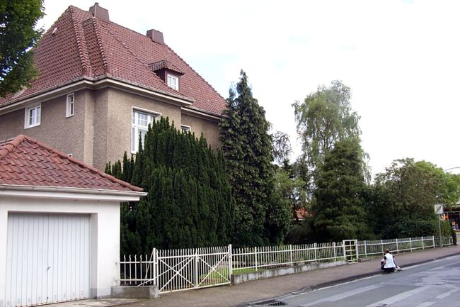 Ein lteres Haus mit einen gepflegten Garten