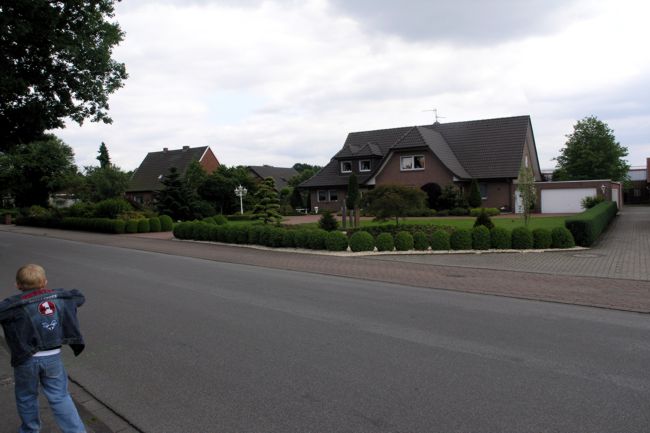 Ein hbsches Haus mit einen groen, schnen Vorgarten